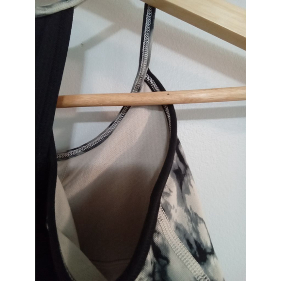 Women's Lululemon marble yoga top Size 4 Black and White - Picture 6 of 6